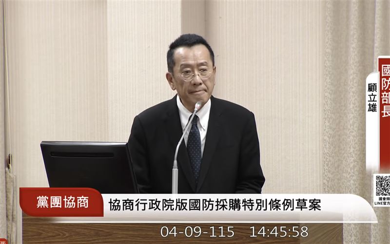 顧立雄語帶哽咽表示,他深刻體驗「民主不是天上掉下來的」,是許多前輩努力換來的,期盼大家支持國軍,維持得之不易的民主自由,「這樣的生活不容任何人摧殘、破壞」。(圖/翻攝自國會頻道)