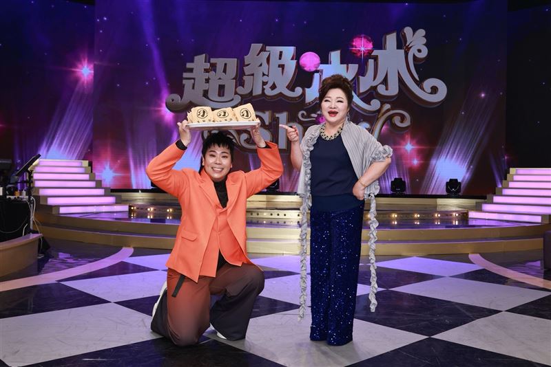 邵大倫（左）跟白冰冰下跪。(圖／民視提供）