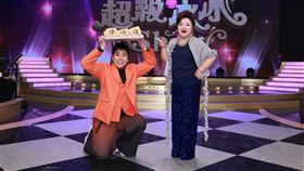 高流的丁度嵐執行長（左）跟白冰冰下跪。(圖／民視提供）