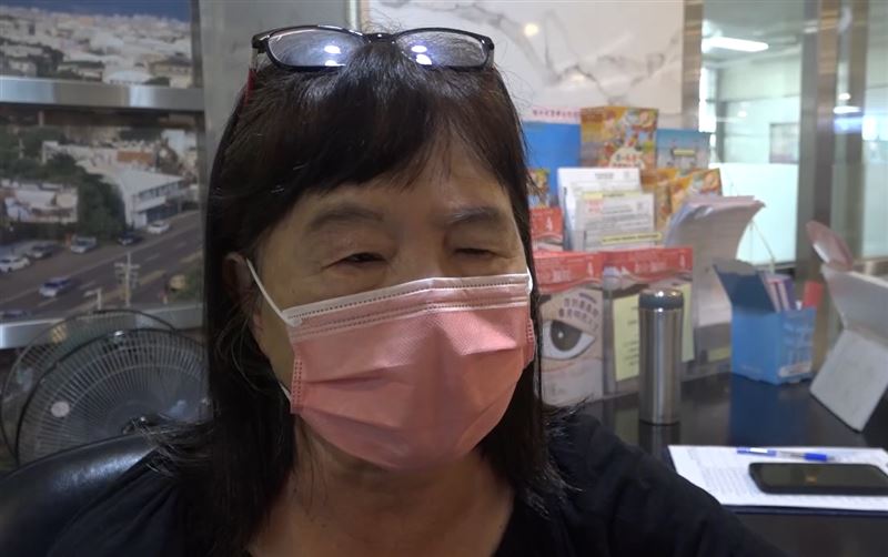 68歲魏姓婦人跟朋友聚會玩牌時，大口狂灌汽水，竟突然昏厥倒地。(圖／翻攝畫面)