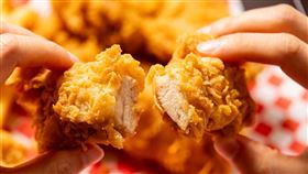 肯德基全新推出「爆脆無骨雞腿霸」。(圖／肯德基提供）