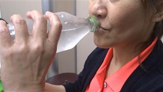 玩牌大口灌汽水竟昏厥　醫：迷走神經作祟