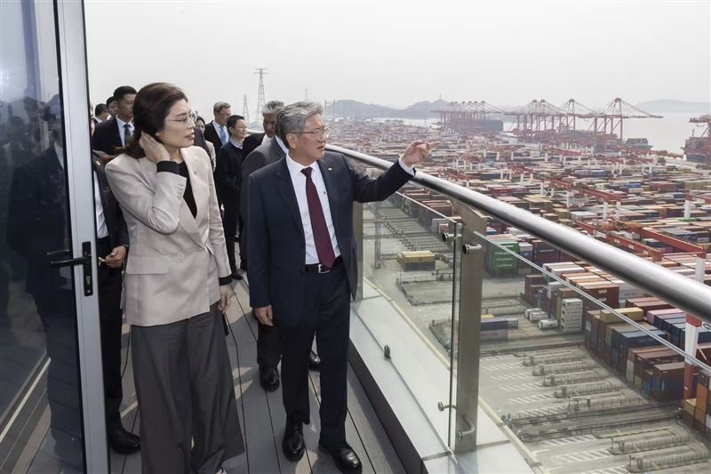 國民黨主席鄭麗文參觀上海洋山港。(圖/國民黨提供)