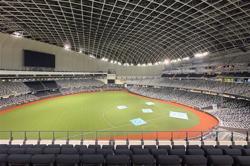 VIP席位於可俯瞰全場賽況的3樓三壘側，配置沙發座椅與活動桌面，並有專屬出入通道。（圖／易遊網提供）