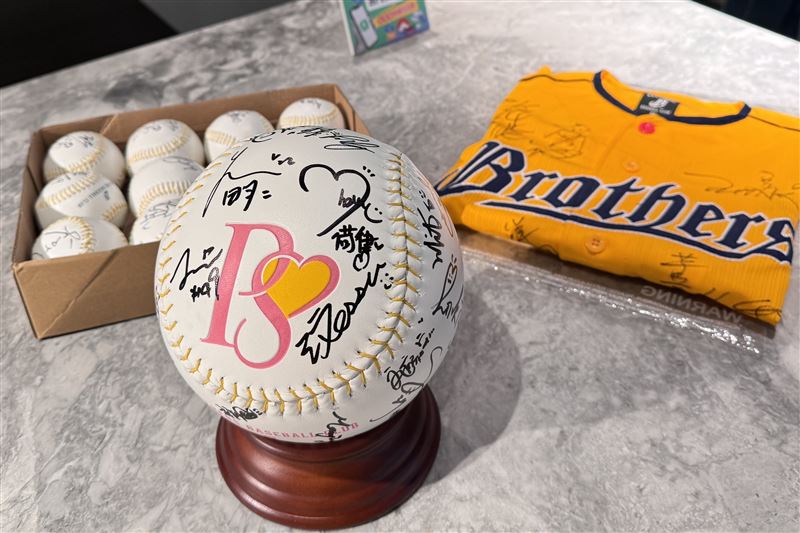 VIP席球迷還有機會獲得球星簽名紀念紀念品與啦啦隊簽名大球。（圖／易遊網提供）