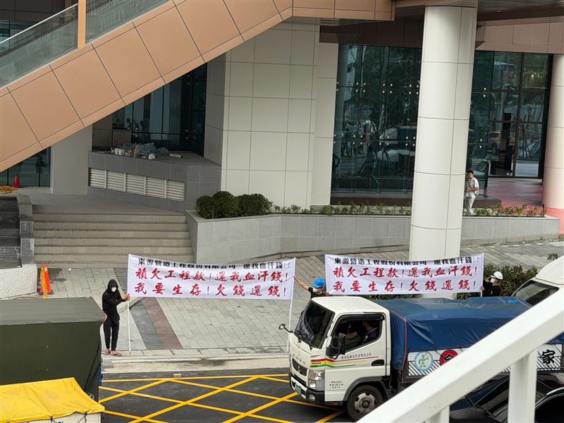台中漢神洲際購物廣場將於10日開幕，9日卻出現下游包商在百貨外拉白布條抗議欠款。（圖／hong_0124授權提供）
