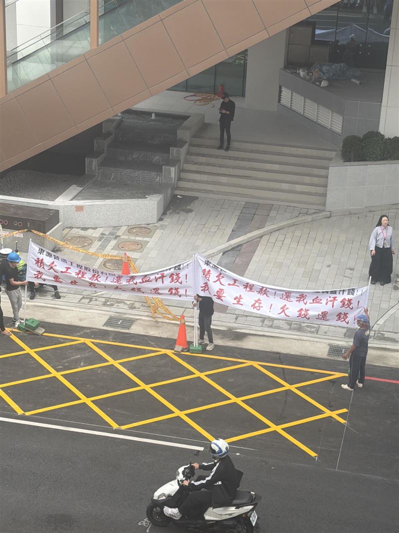 台中漢神洲際購物廣場將於10日開幕，9日卻出現下游包商在百貨外拉白布條抗議欠款。（圖／night_9478授權提供）