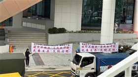 漢神洲際,開幕,白布條,抗議,欠款,包商,財務糾紛（圖／hong_0124授權提供）