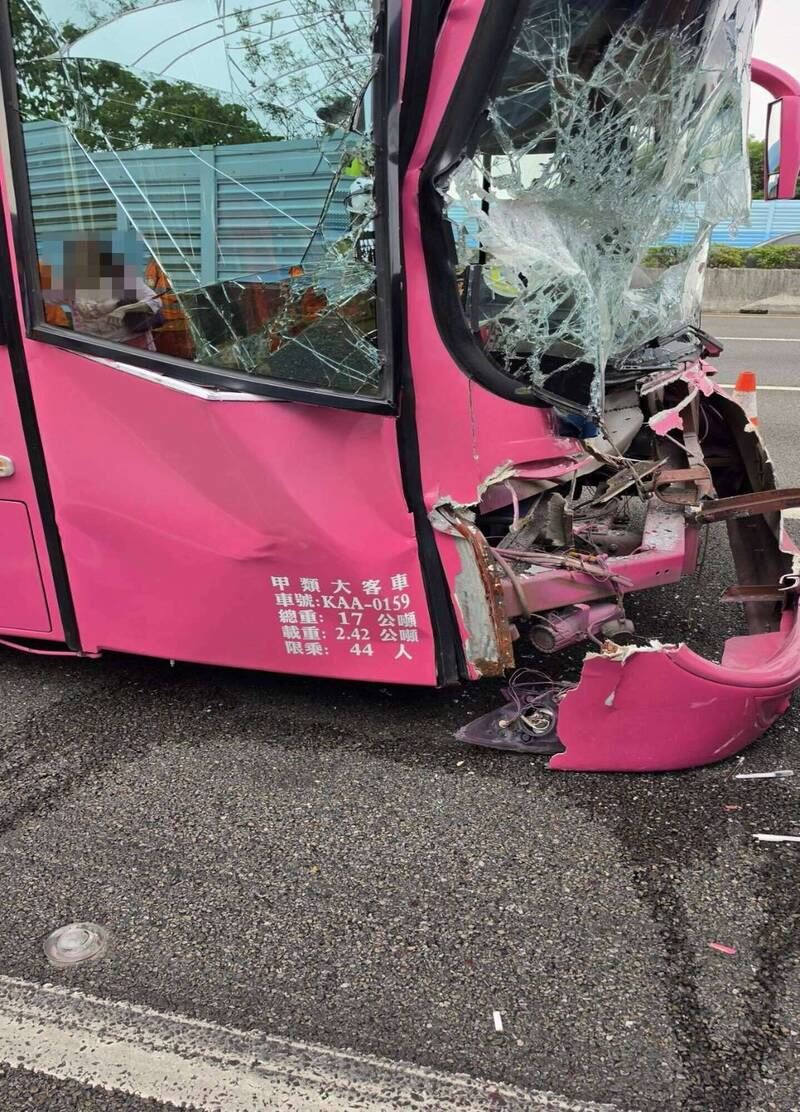 遊覽車擋風碎成蜘蛛網狀。（圖／翻攝畫面）