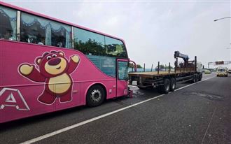 國1連環撞！遊覽車頭破碎　導遊掛彩送醫
