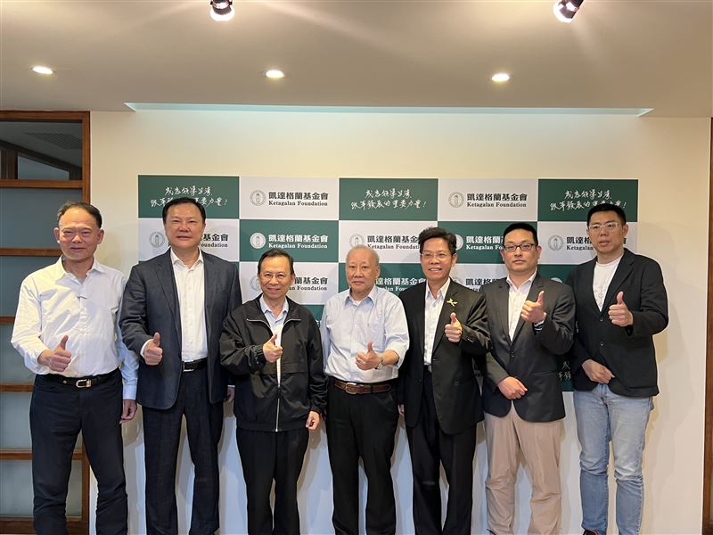 左起:張人傑召集人、金士懿博士、沈世宏前署長、李敏博士、李永騰博士、紀和均博士、陳士章理事長。（圖／金士懿博士提供）