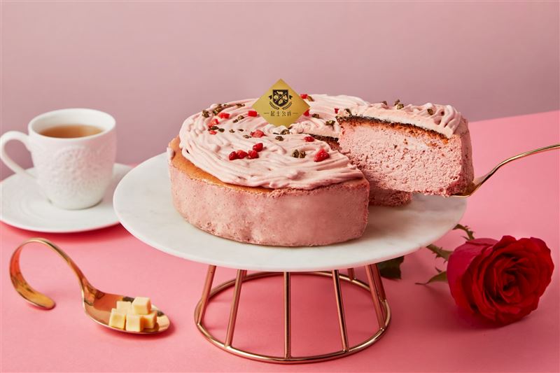 綻放玫荔乳酪蛋糕」以粉色系為主視覺。（圖／品牌業者提供）