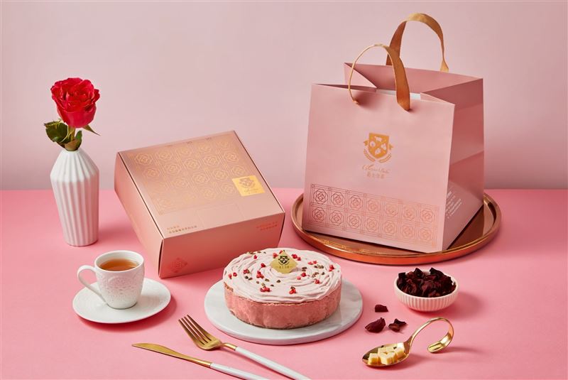 限定禮盒以粉嫩玫瑰色為主調，隨蛋糕附贈母親節快樂玫瑰金插牌。（圖／品牌業者提供）