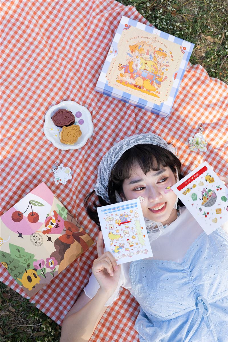 插畫聯名禮盒皆附贈由插畫家特別繪製的鏡面吊飾與水晶貼紙。（圖／品牌業者提供）