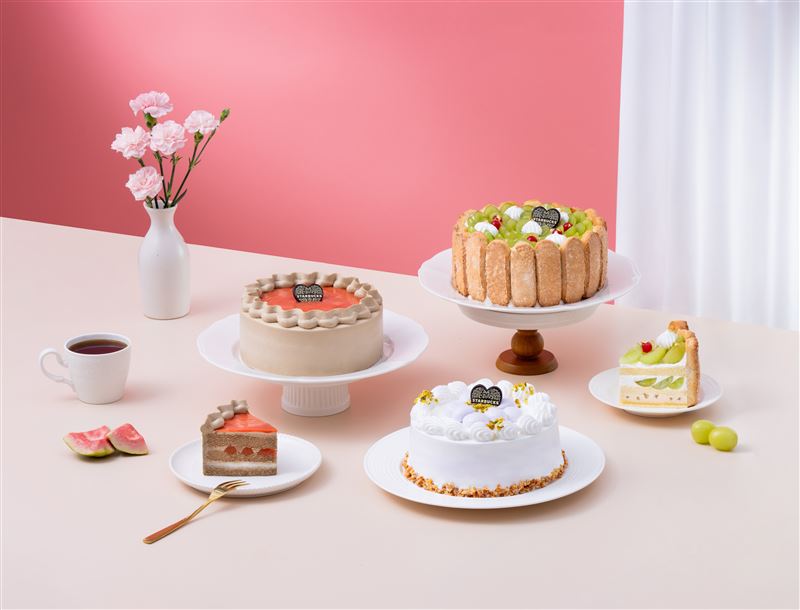 迎接溫馨的母親節，星巴克以甜蜜蛋糕傳遞滿滿心意，向辛苦付出的媽媽獻上最暖心的祝福，讓每一口甜點都化作對媽媽的感謝。（圖／品牌業者提供）