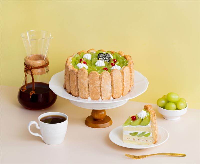 水果系列「葡萄夏洛特蛋糕」，以優雅經典的夏洛特造型為設計靈感，內餡選用鮮甜葡萄果餡，搭配輕盈細緻的奶霜層層堆疊，展現清新酸甜的風味層次。（圖／品牌業者提供）