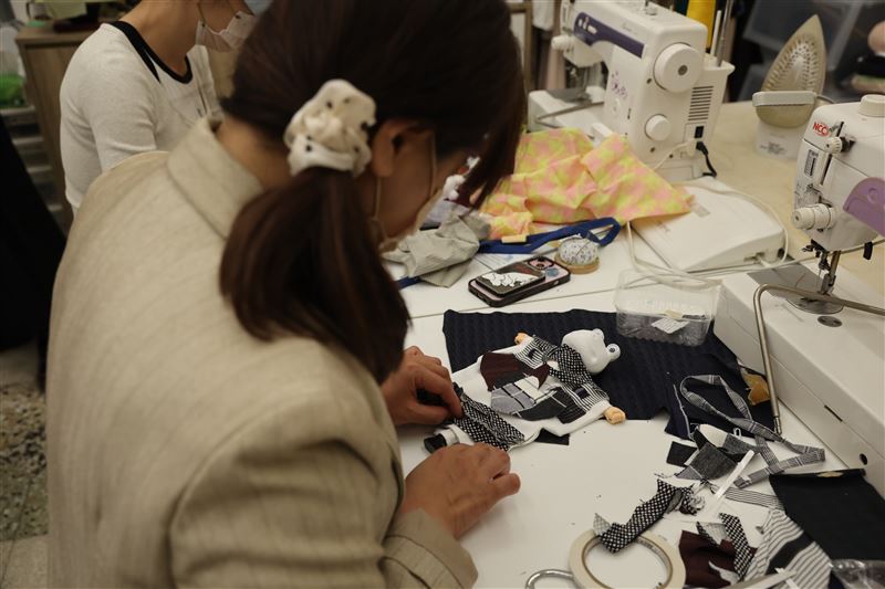 以SDGs為核心結合廢布再利用來製作布袋戲偶工作坊。（圖／臺北市政府提供）