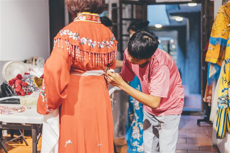 與鴻明歌仔戲團合作的歌仔戲變裝體驗不只著戲服還能學上一小段身段。（圖／臺北市政府提供）