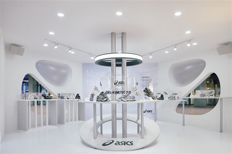 ASICS SPORTSTYLE 2026 年春夏以「Code of Comfort」為核心概念，於台北文創文化廣場打造期間限定戶外空間。（圖／品牌業者提供）