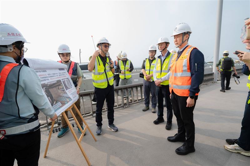 交通部陳世凱部長前往淡江大橋工區視察。(圖／交通部公路局提供）