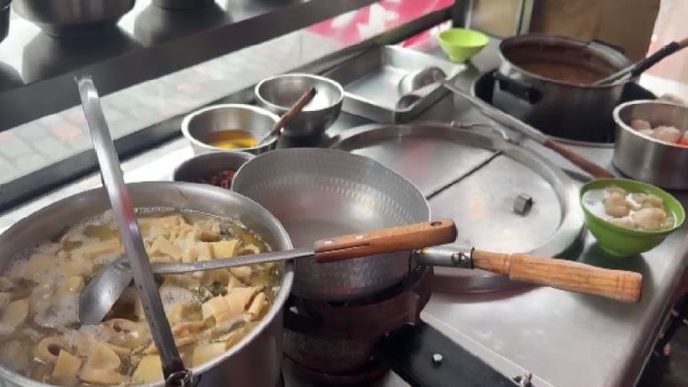 店員水溝蓋上洗筍乾還塞進嘴裡 民眾嚇:不敢吃