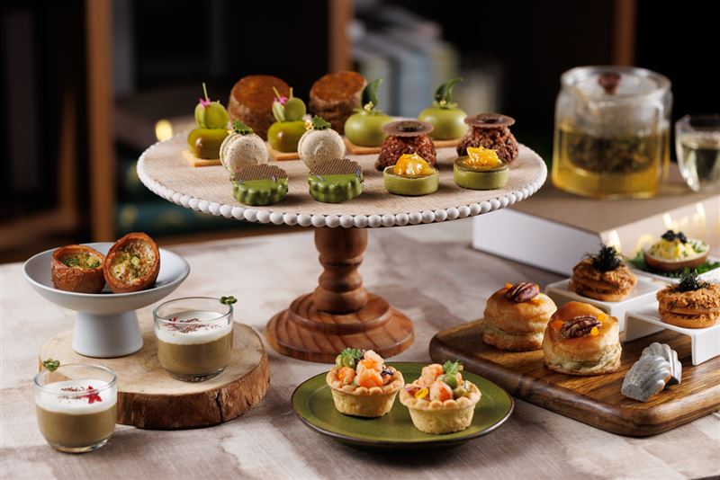 以台灣茶為靈感，JR東日本大飯店台北的點心房團隊結合台東鹿野紅烏龍、南投紅玉紅茶、木柵鐵觀音，以及坪林包種茶，推出9甜與5鹹的台灣茶雙人下午茶。(圖／JR東日本大飯店）