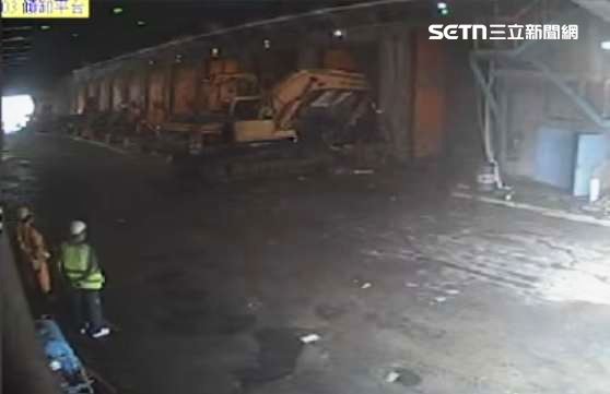 台中市文山垃圾焚化廠動用怪手清理儲坑，一旁還有工作人員緊盯。（圖／擷取自文山焚化爐即時影像）