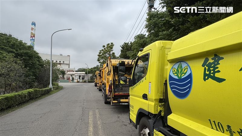 台中市文山垃圾焚化廠傳出儲坑爆滿需動用怪手騰出空間處理速度緩慢，近半個月來垃圾車大排長龍。（圖／記者王乙徹攝影）