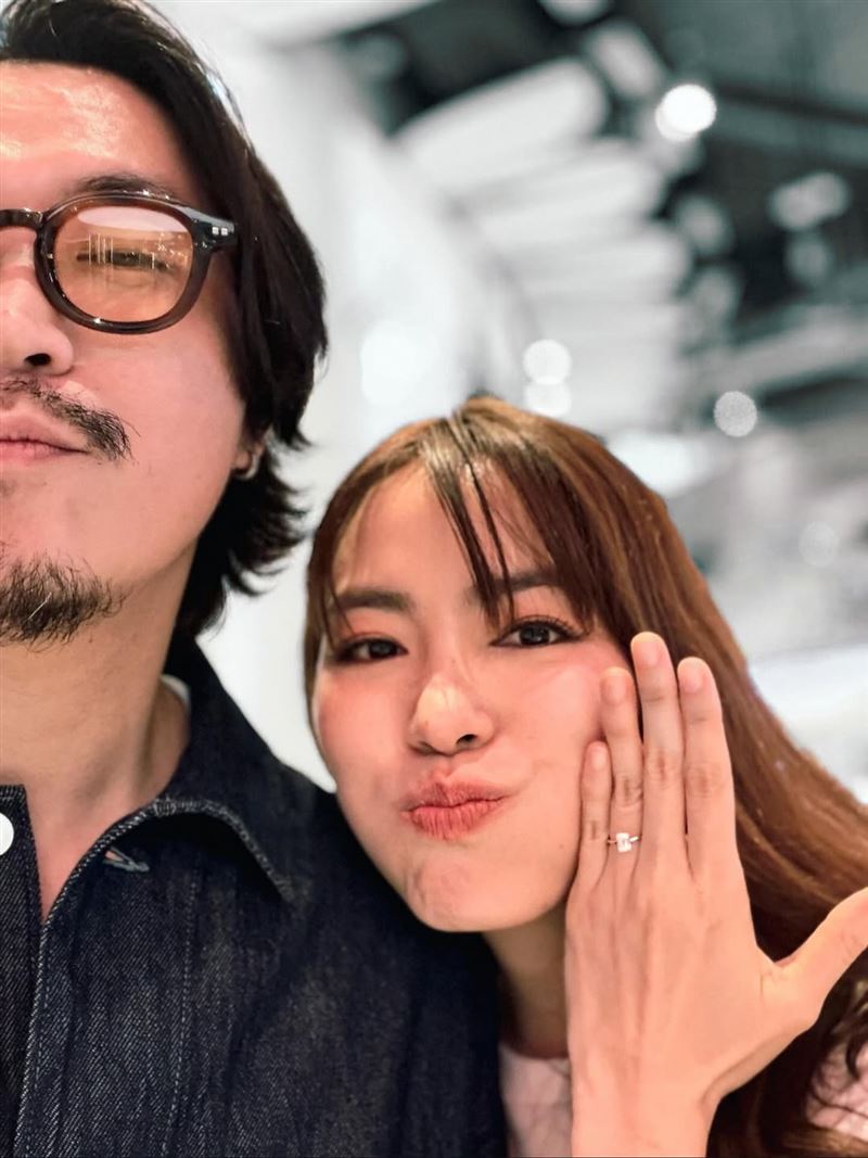 泰國導演納塔吾·彭皮里亞向女友求婚成功。(圖/翻攝自IG @bazp)