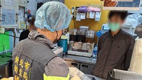 新北疑食物中毒案累計44人　3分店暫停營運新北市衛生局表示，截至7日下午2時止，清六食堂疑食物中毒案累計通報共44人，其中37人食用公所店便當、7人食用中興店便當後，陸續出現不適症狀，衛生局7日派員到中興店稽查，並勒令3家分店暫停營運。（新北市衛生局提供）中央社記者黃旭昇傳真　115年4月7日
