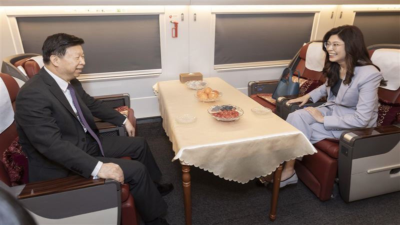 鄭麗文搭中國高鐵有靠背?憨川:那是靠腰