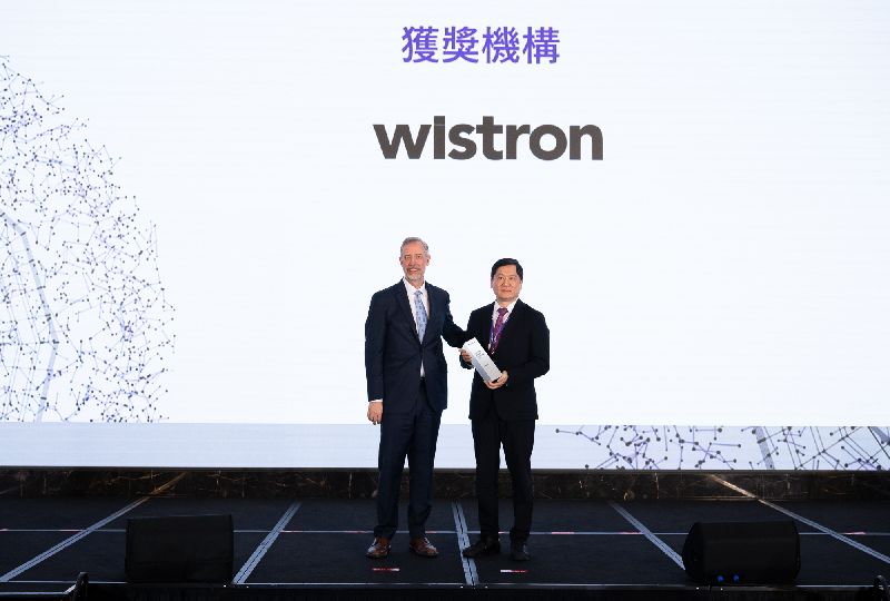 2026科睿唯安全球百大創新機構頒獎9日在台北舉行，表彰今年獲獎的12家台灣機構，緯創資通自2022年起連續5年獲選，右起為緯創技術長沈慶堯、科睿唯安全球智權策略長暨資深副總裁納斯（Glen Nath）
