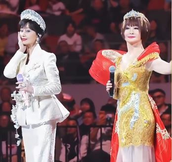 潘迎紫與73歲的趙雅芝(左)驚喜同框。(圖/翻攝自微博)