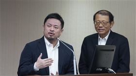 洪申翰列席立院專題報告立法院社福及衛環委員會9日邀勞動部長洪申翰（左）等單位專題報告「防制強迫勞動與公平招募：台灣移工制度接軌國際人權與供應鏈治理」，並備質詢。中央社記者徐肇昌攝 115年4月9日