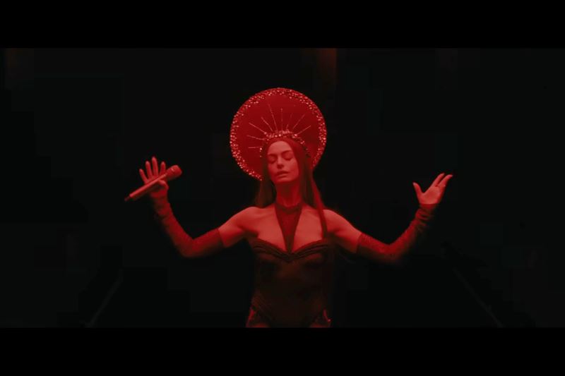 電影中靈魂角色「聖母瑪莉」由安海瑟薇領銜主演。（圖／采昌國際多媒體提供）