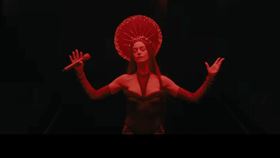 電影中靈魂角色「聖母瑪莉」由安海瑟薇領銜主演。（圖／采昌國際多媒體提供）