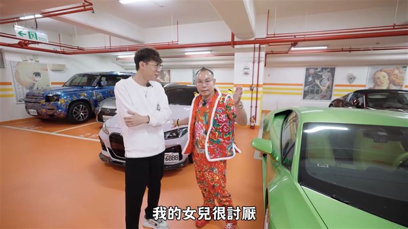 胡漢龑與女兒首度同框，直言不滿女兒愛飆車所以把她的BMW賣掉，改送保時捷當代步車。（圖／翻攝自阿慈車庫YouTube）