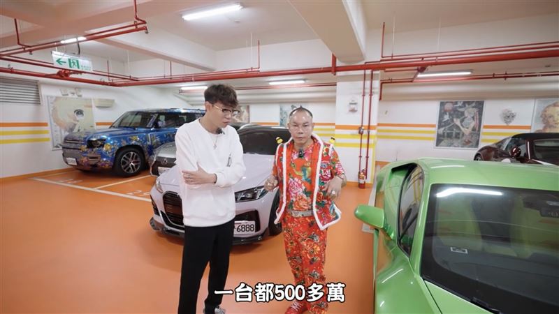 胡漢龑幫女兒訂了保時捷Cayenne，總共訂三台一台500多萬，分別給2個女兒1個兒子。（圖／翻攝自阿慈車庫YouTube）