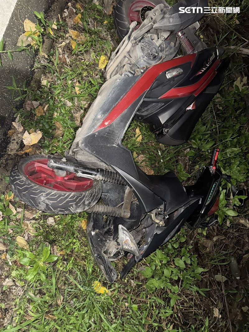後方的機車騎士來不及反應直接撞上姊妹花。（圖／翻攝畫面）