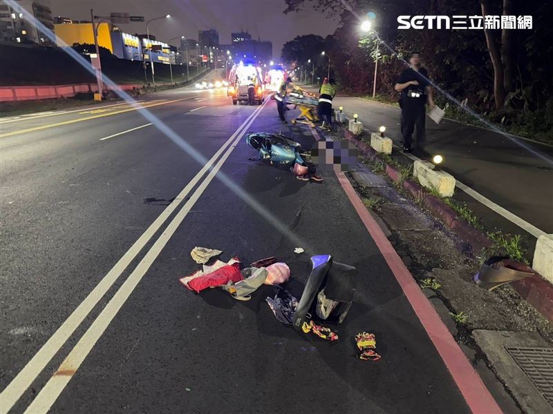 新北姊妹花下班雙載返家，卻在途中自摔後又遭撞，撞擊力道相當大，機車車廂整個飛出，後座胞姊傷重不治。（圖／翻攝畫面）