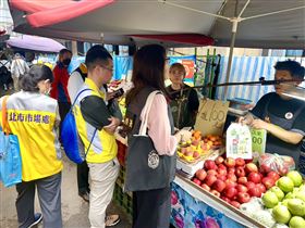 ▲稽查小組至城中市場查訪。（圖／翻攝畫面）