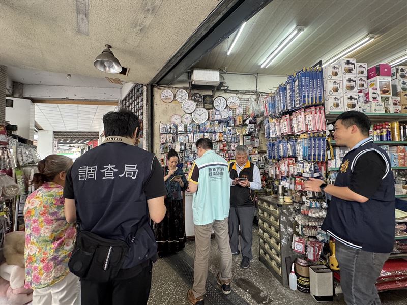 稽查小組在新店建國市場查訪。（圖／翻攝畫面）