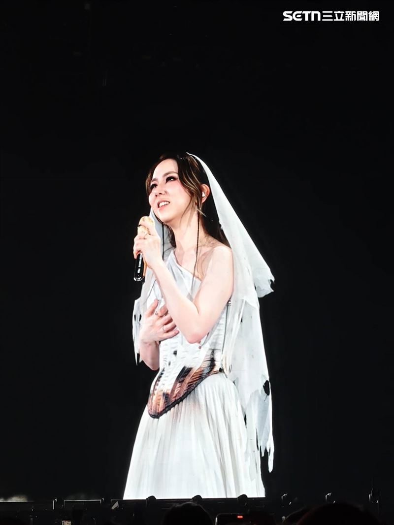 鄧紫棋在台北大巨蛋開唱。（圖／讀者提供）