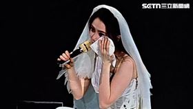 鄧紫棋哭到一度沒辦法繼續演出。（圖／讀者提供）