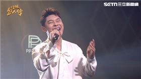 選秀魔王葉秉桓超高技巧轉音演唱《黃昏的故鄉》震撼全場。（圖／超級紅人榜提供）