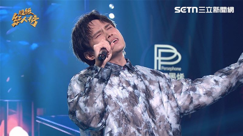 鄺澤東選唱《傷心的我傷心的歌》情境式演繹獲得評審好評。（圖／超級紅人榜提供）