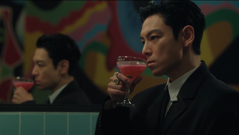 T.O.P全新歌曲〈완전미쳤어! Studio54〉內容爭議話題十足。（圖／翻攝自YouTube@Studio54 MV畫面）