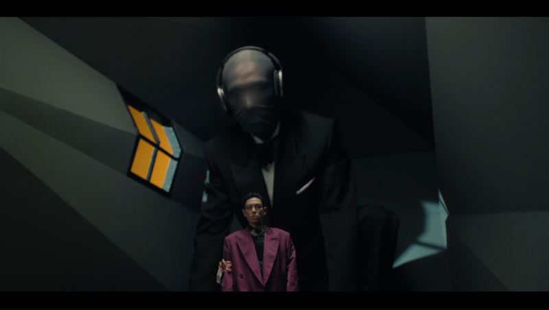 T.O.P許多MV畫面似乎在影射勝利的造型與行為。（圖／翻攝自YouTube@Studio54 MV畫面）