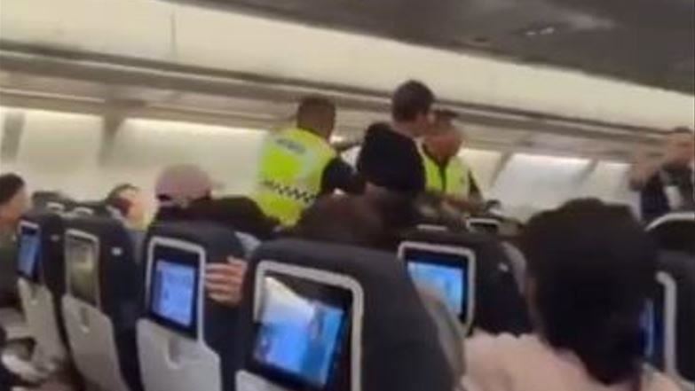 中國男涉拍打馬來西亞空服員，賴皮不肯走遭航警強制架離。（圖／翻攝自X平台）