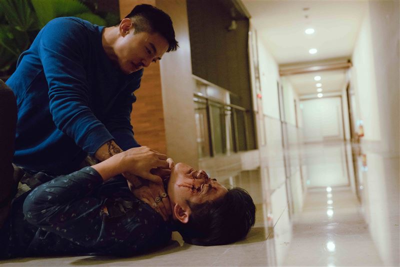 歐陽倫顧忌初孟軒傷勢，拍戲過程膽戰心驚，深怕下手太重。（圖／網銀國際影視提供）